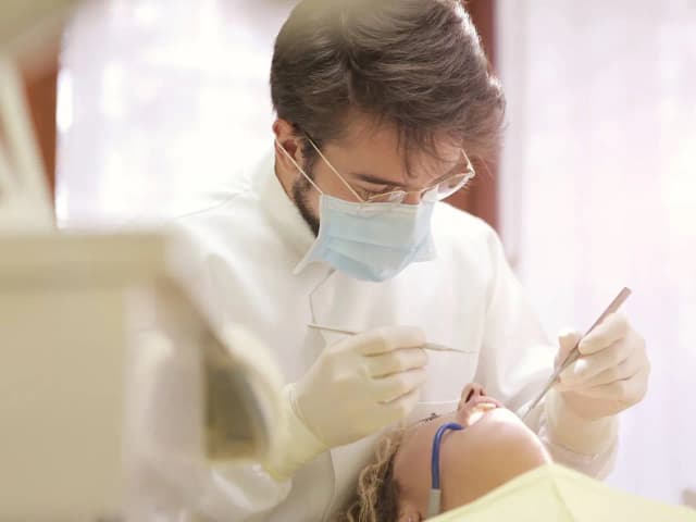 Co można zrobić u dentysty na nfz? Sprawdź darmowe usługi stomatologiczne Co można zrobić u dentysty na nfz? Sprawdź darmowe usługi stomatologiczne