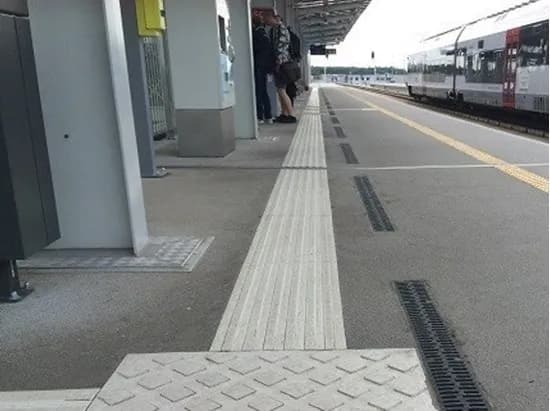 Pola uwagi dla niewidomych: jak poprawiają bezpieczeństwo i niezależność Pola uwagi dla niewidomych: jak poprawiają bezpieczeństwo i niezależność