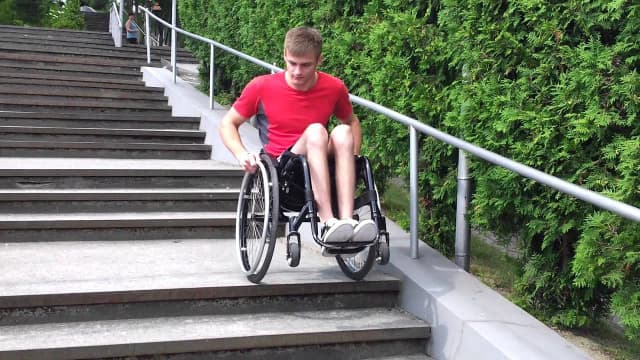 Jak wjechać wózkiem inwalidzkim po schodach bezpiecznie i skutecznie Jak wjechać wózkiem inwalidzkim po schodach bezpiecznie i skutecznie