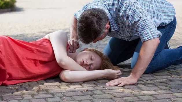Kiedy stosujemy pozycję bezpieczną, aby uratować życie w nagłych wypadkach Kiedy stosujemy pozycję bezpieczną, aby uratować życie w nagłych wypadkach
